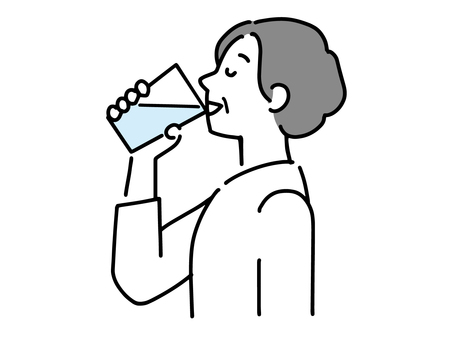 水分補給するシニア女性