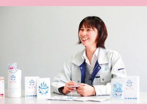 自社商品についてのインタビューを受ける女性