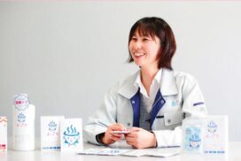 自社商品についてのインタビューを受ける女性