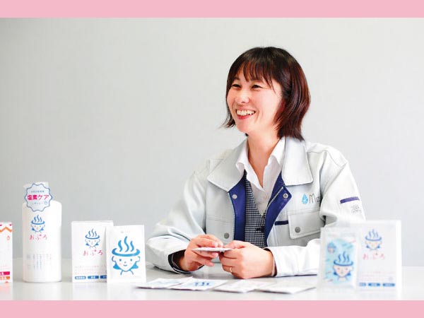 自社商品についてのインタビューを受ける女性