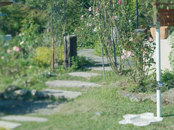 水栓柱と水栓パンがある庭