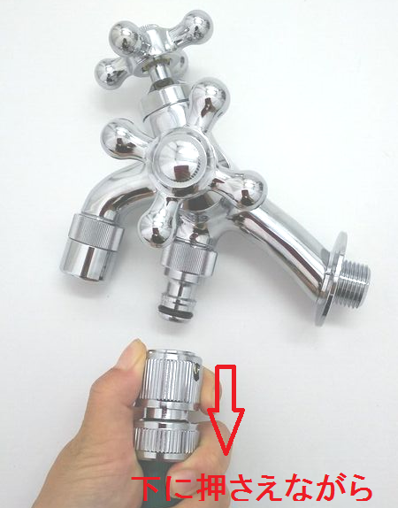 ニップルの上部分を指で下に引く画像