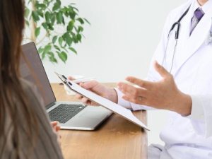 医師の診察を受ける女性