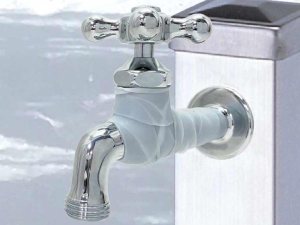 凍結防止のためにシリコンを巻いた蛇口