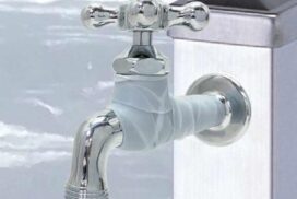 凍結防止のためにシリコンを巻いた蛇口
