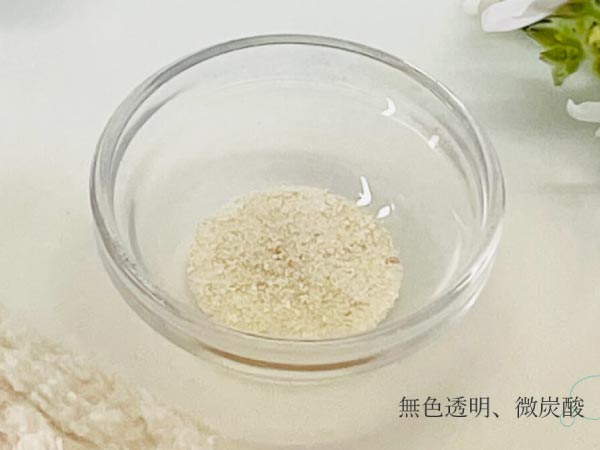 ガラスの器に入った白い入浴剤