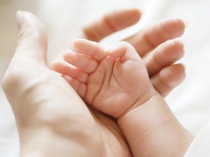 赤ちゃんの手と大人の手