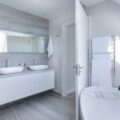 白色を基調とした浴室