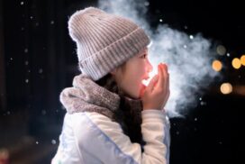 ニット帽をかぶった女の子