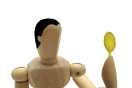 鏡を見る男性の人形