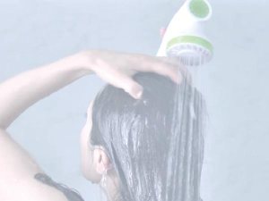 髪を洗う女性
