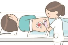 床ずれの消毒をする看護師