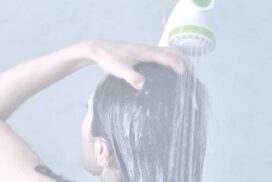 髪を洗う女性