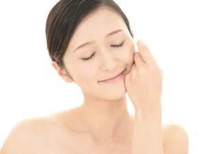 目を閉じている女性