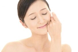 目を閉じている女性