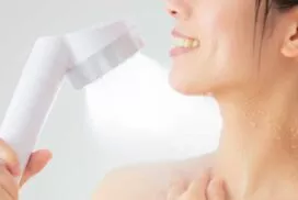 シャワーを浴びる女性
