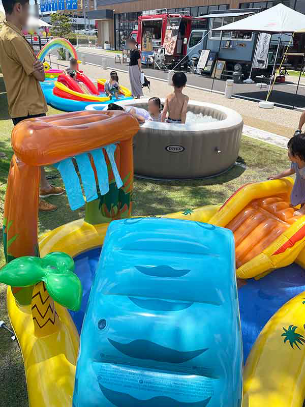 イベントで水遊びする子供達