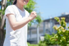ウォーキングをする女性
