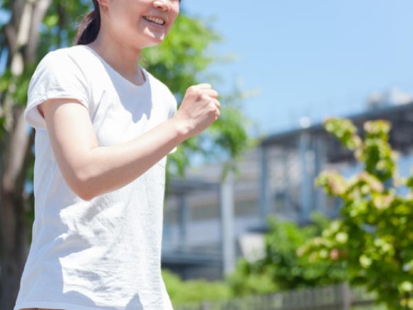 ウォーキングをする女性
