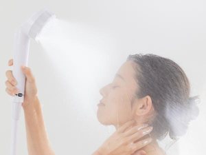 シャワーを浴びる女性