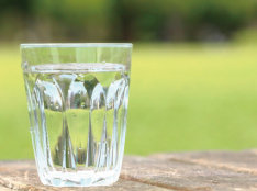 コップに入った水