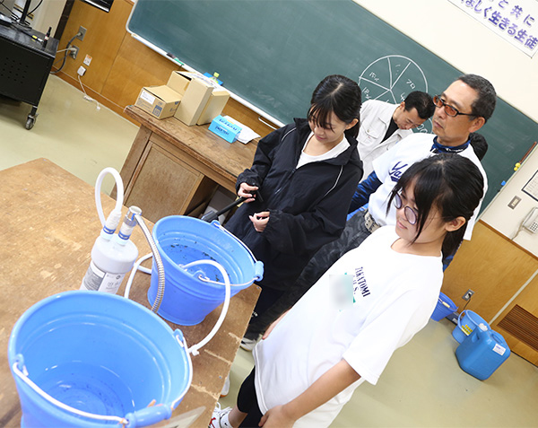 生徒を見守る先生