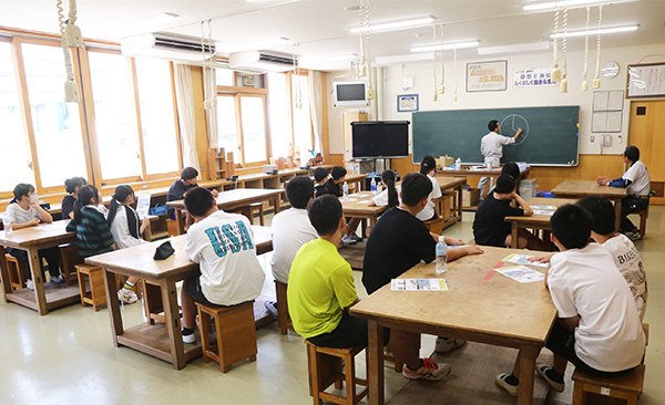 話を聞く生徒の様子