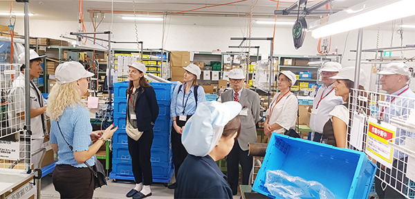 工場見学をするリトアニアの方々