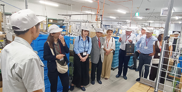 製造工程について質問をするリトアニアの方々