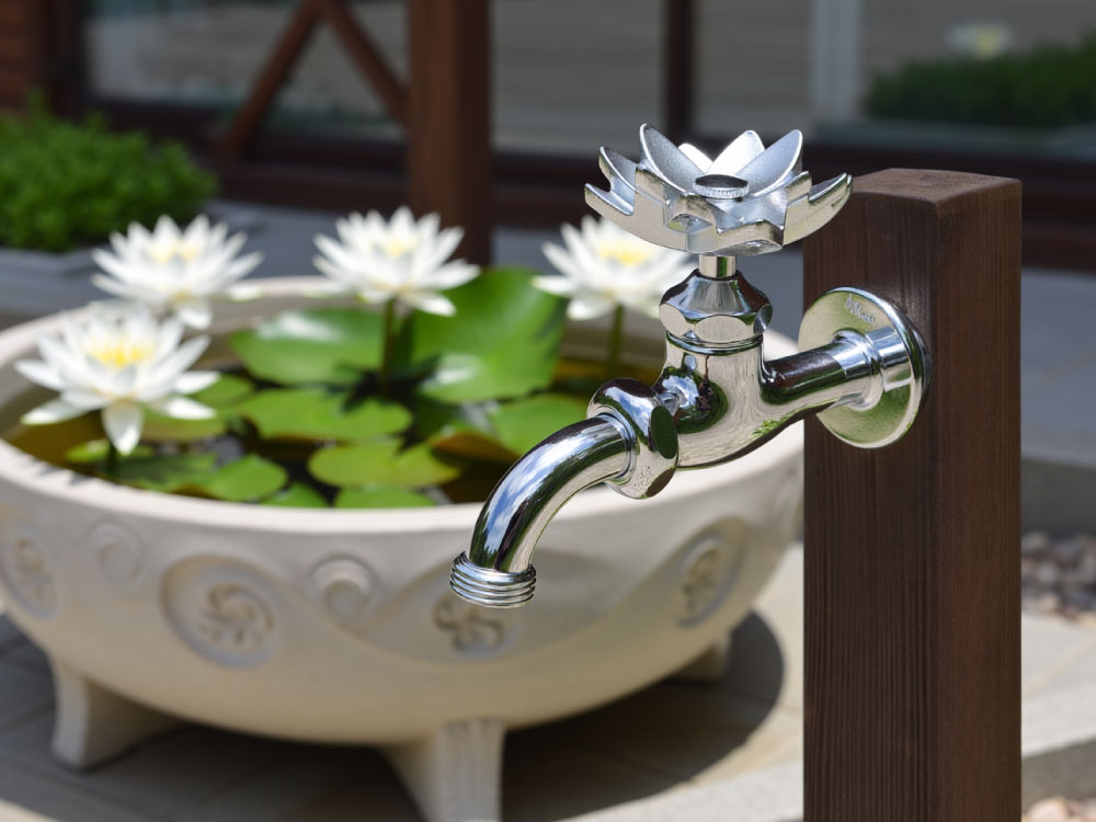万能ホーム胴長水栓（メッキ・ハスハンドル）を木目調の水栓柱に取り付けた施工イメージ