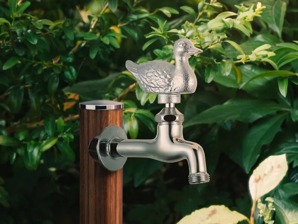 胴長横水栓（メッキ・カモハンドル）と木目水栓柱の施工イメージ