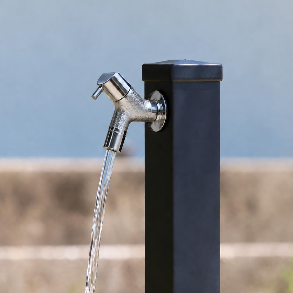 横水栓チェロ（鋳肌メッキ）と黒い水栓柱の施工イメージ