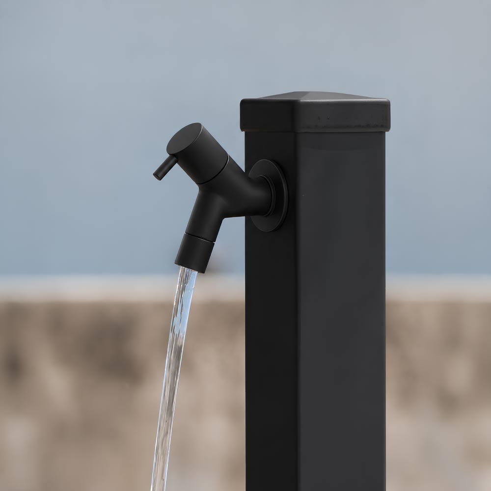 横水栓チェロ(マットブラック)と黒い水栓柱の施工イメージ